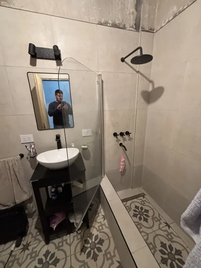 El mismo baño terminado con ducha y piso calcáreo