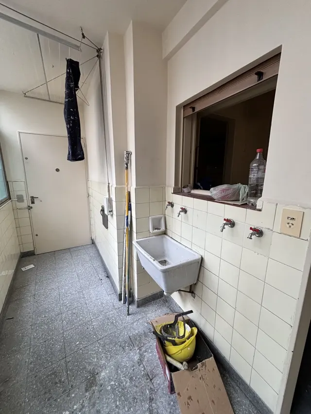 Lavadero con pileta y conexiones de agua