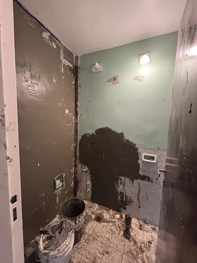 Baño con impermeabilizante negro aplicado antes de revestir